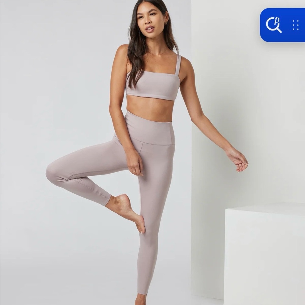 Vuori Women's light lavendar Leggings